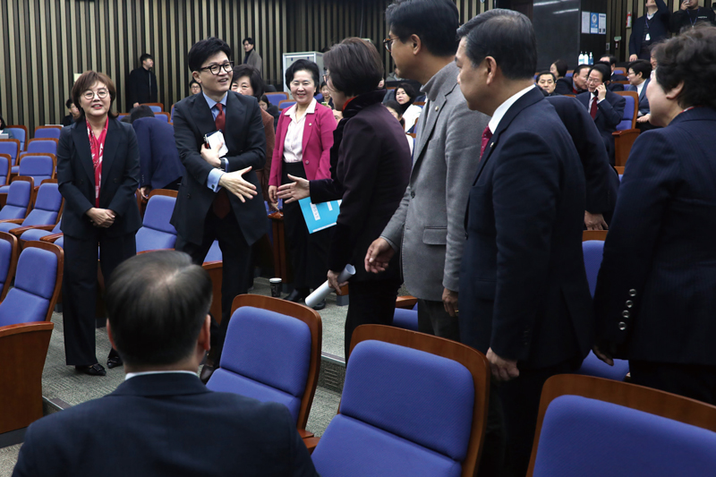 한동훈 국민의힘 비상대책위원장이 1월18일 의원총회에서 의원들과 인사를 나누고 있다.ⓒ시사저널 박은숙