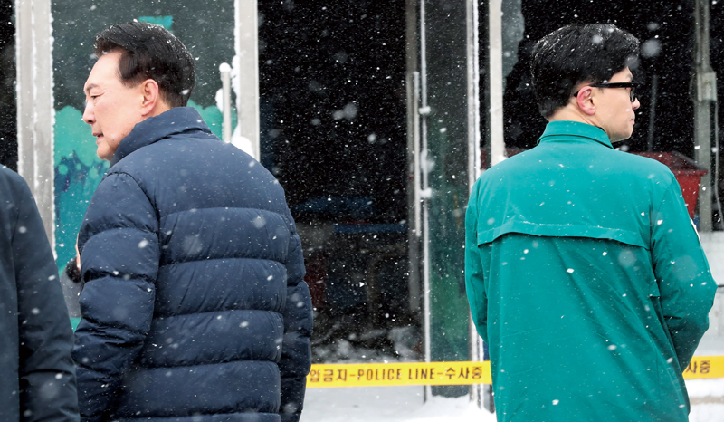 1월23일 불이 난 충남 서천군 서천특화시장을 찾은 윤석열 대통령(왼쪽)과 한동훈 국민의힘 비대위원장이 시장을 둘러보고 있다. ⓒ뉴스1