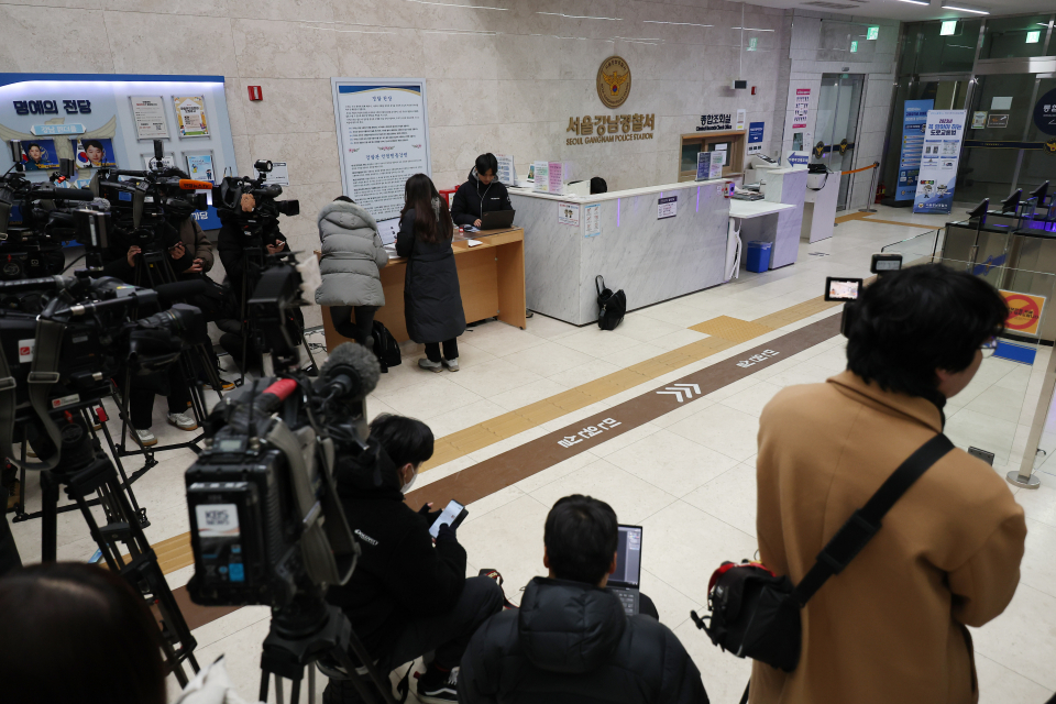 1월25일 배현진 국민의힘 의원을 둔기로 공격한 피의자가 압송돼 조사받고 있는 서울 강남경찰서에서 취재진이 대기하고 있다. ⓒ 연합뉴스