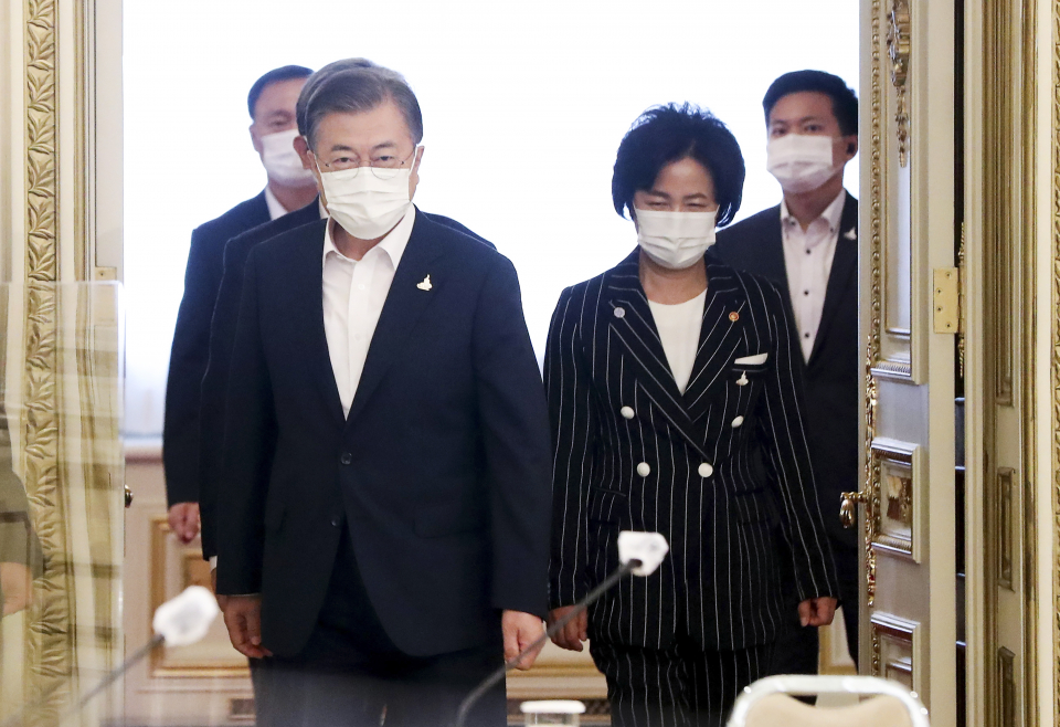 문재인 대통령과 추미애 법무부 장관이 21일 오후 청와대에서 열린 제2차 국정원·검찰·경찰 개혁 전략회의에 참석하고 있다. ⓒ연합뉴스