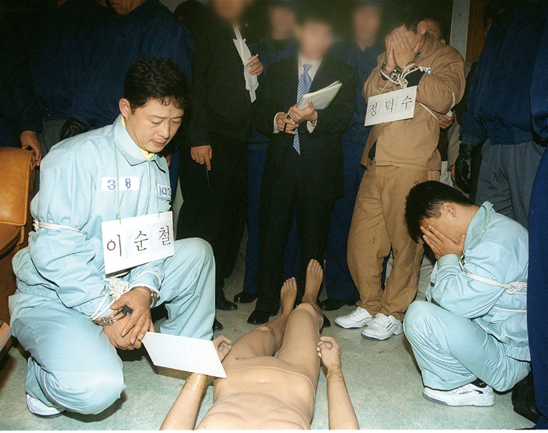 ‘영웅파’ 이순철 등 일당 6명이 1999년 11월4일 대전시 서구 도마2동 자신들의 합숙소에서 벌어진 현장검증에서 살해 장면을 재연하고 있다. ⓒ시사저널 임준선·KBS