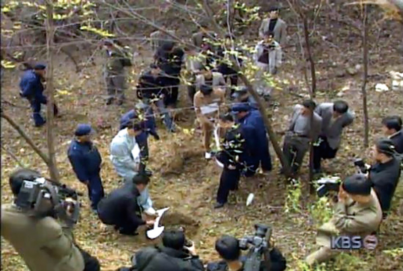 ‘영웅파’ 이순철 등 일당 6명이 1999년 11월4일 대전시 서구 도마2동 자신들의 합숙소에서 벌어진 현장검증에서 살해 장면을 재연하고 있다. ⓒ시사저널 임준선·KBS