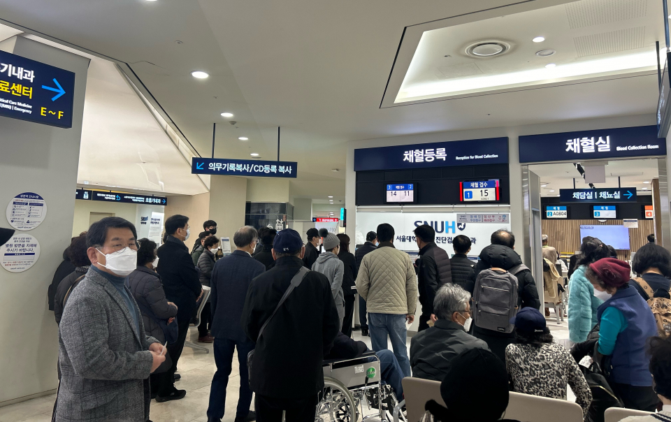 빅5 병원 전공의들이 집단 휴진을 한 20일 오전 7시께 서울 종로구 서울대병원에서 환자들이 접수를 기다리고 있다. ⓒ시사저널 정윤경