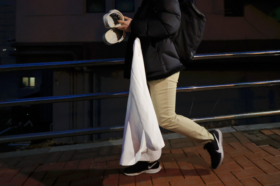 2월20일 서울 시내 한 대학병원에서 의료진이 가운을 손에 들고 퇴근하고 있다. '빅5' 병원을 비롯한 전국 수련병원에서 전공의들이 사직서를 제출한 가운데 이날부터는 본격적으로 병원 이탈 행렬이 이어질 것으로 보인다. ⓒ연합뉴스