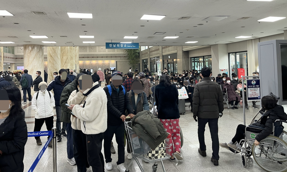 전공의가 집단 휴진에 들어간 20일 오전 9시30분께 서울아산병원에서 환자들이 진료를 기다리고 있다. ⓒ시사저널 강윤서