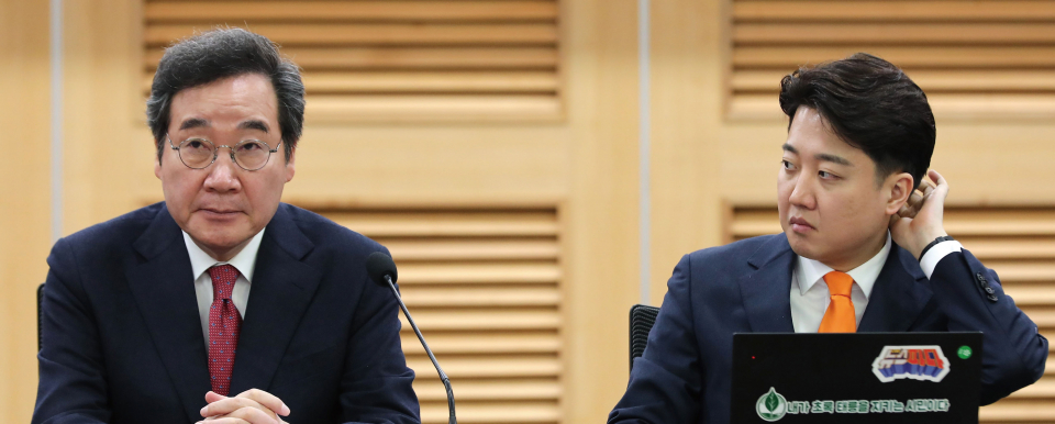 이낙연 공동대표와 이준석 공동대표가 결별 전인 2월13일 개혁신당 최고위원회의에서 참석자의 발언을 듣고 있다. ⓒ 시사저널 박은숙