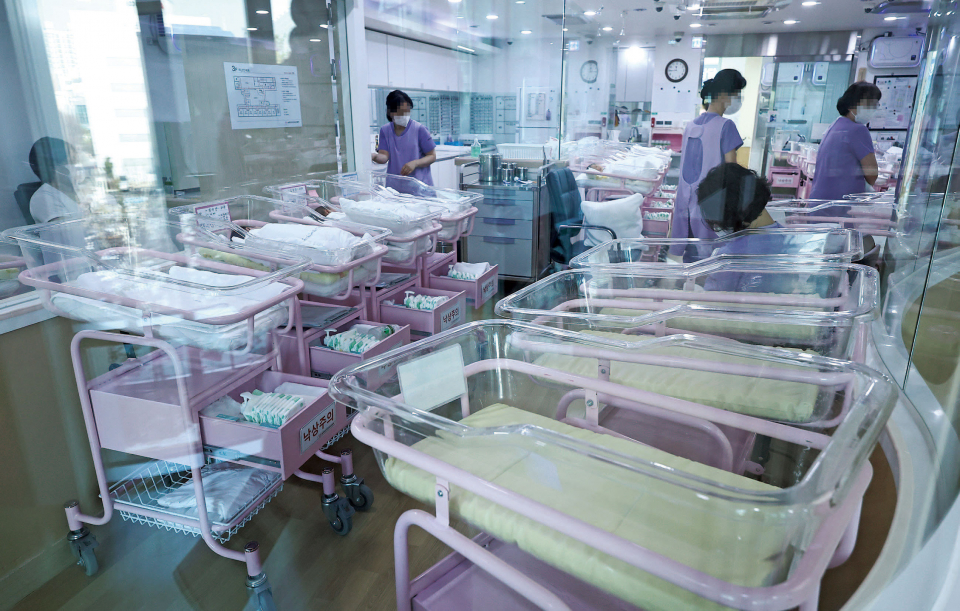 2023년 12월26일 서울의 한 공공산후조리원 신생아실의 일부 요람이 비어있다. ⓒ 연합뉴스