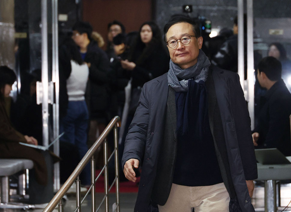 홍영표 민주당 의원이 2월21일 국회에서 열리는 의원총회에 입장하고 있다. ⓒ 연합뉴스