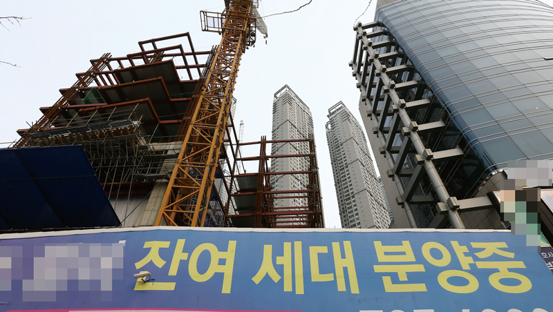 부동산 시장이 얼어붙으면서 지방 건설사發 미분양 증가가 뇌관으로 떠오르고 있다. 사진은 대구 수성구의 도시형생활주택 공사 현장 ⓒ연합뉴스<br>