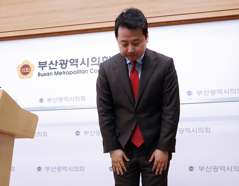 3월11일 개혁신당 최고위원회의에서 발언을 마친 이준석 대표(위 사진), 3월18일 ‘막말 논란’을 사과하고 있는 장예찬 전 국민의힘 청년최고위원 © 시사저널 박은숙·연합뉴스