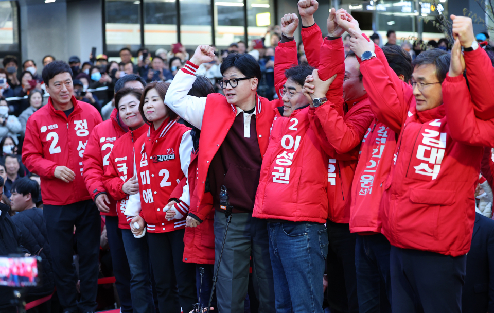 한동훈 국민의힘 비상대책위원장이 26일 오후 부산 사하구 신평역 앞을 찾아 김도읍 강서구 후보와 함께 지지를 호소하고 있다. ⓒ연합뉴스