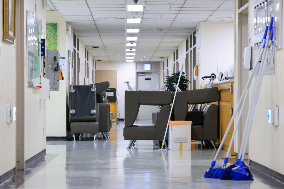 소파 쌓인 대학병원 병동 복도 ⓒ연합뉴스