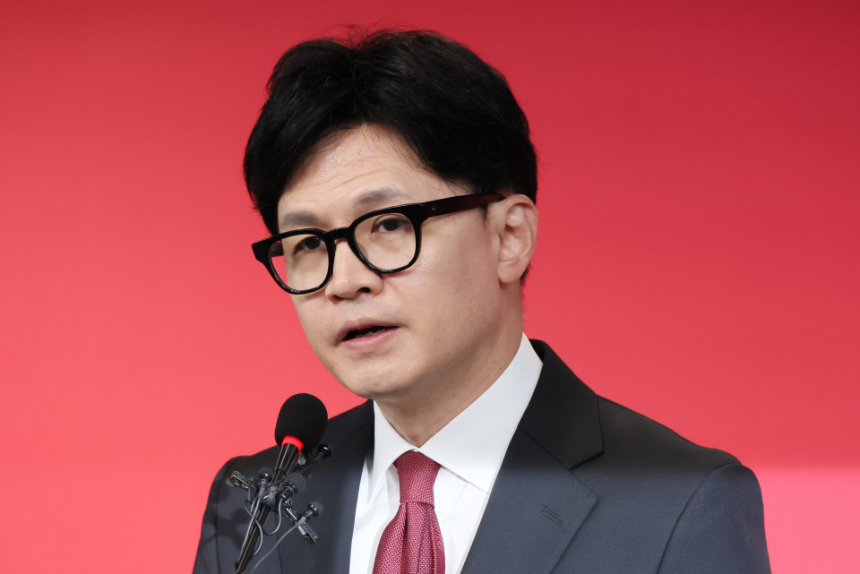 4·10 총선 사전투표일을 하루 앞둔 4일 한동훈 국민의힘 비상대책위원장 겸 총괄 선거대책위원장이 서울 여의도 중앙당사에서 사전투표 독려 기자회견을 하고 있다. ⓒ연합뉴스