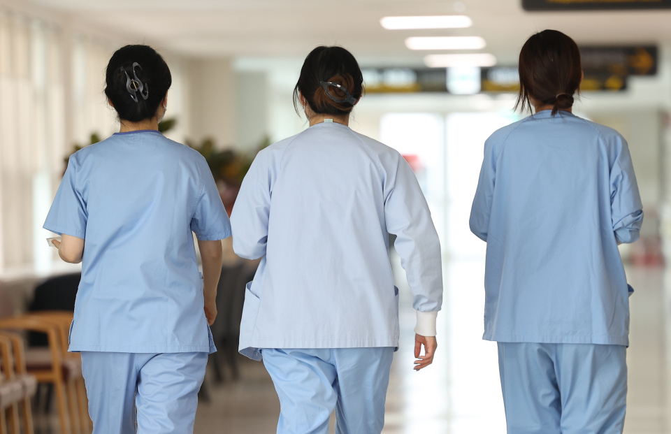 의대 정원 증원을 둘러싼 의정갈등이 계속되고 있는 10일 오후 서울 한 대형병원에서 의료진이 이동하고 있다. ⓒ연합뉴스