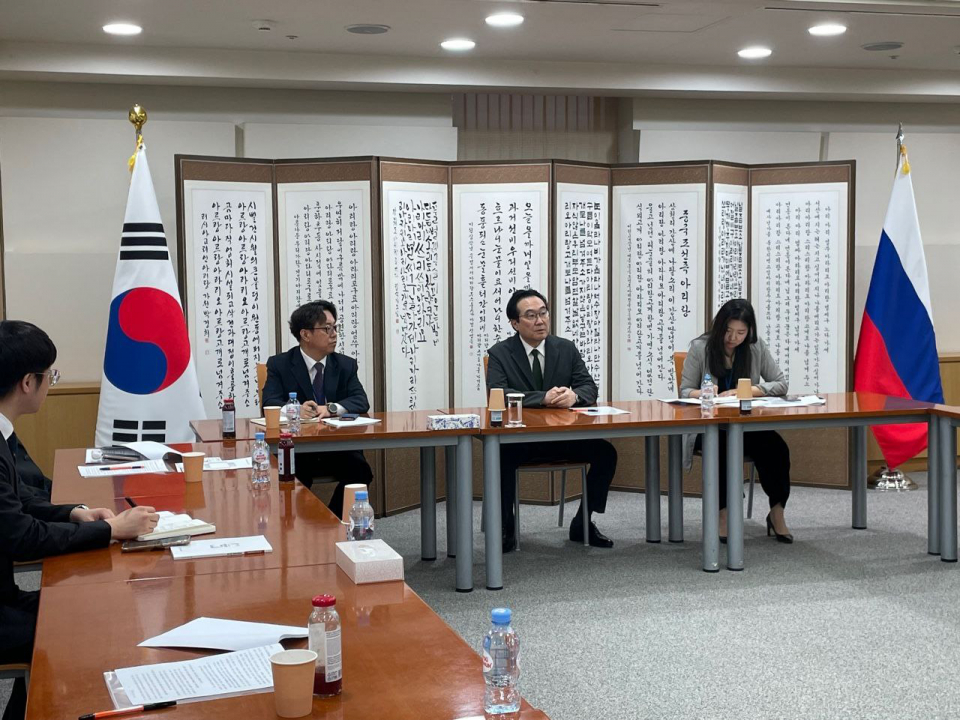 3월27일(현지시간) 러시아 모스크바 주러시아대사관에서 이도훈 대사가 현지 한인회, 민주평화통일자문회의(민주평통), 선교사단체, 유학생 대표들을 초청해 교민안전간담회를 열고 있다. ⓒ연합뉴스