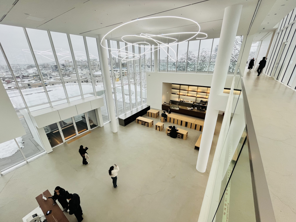 이탈리아 현대미술가 루치오 폰타나의 네온 구조물 작품이 전시돼 있는 미술관 로비 천장 ⓒ김지나