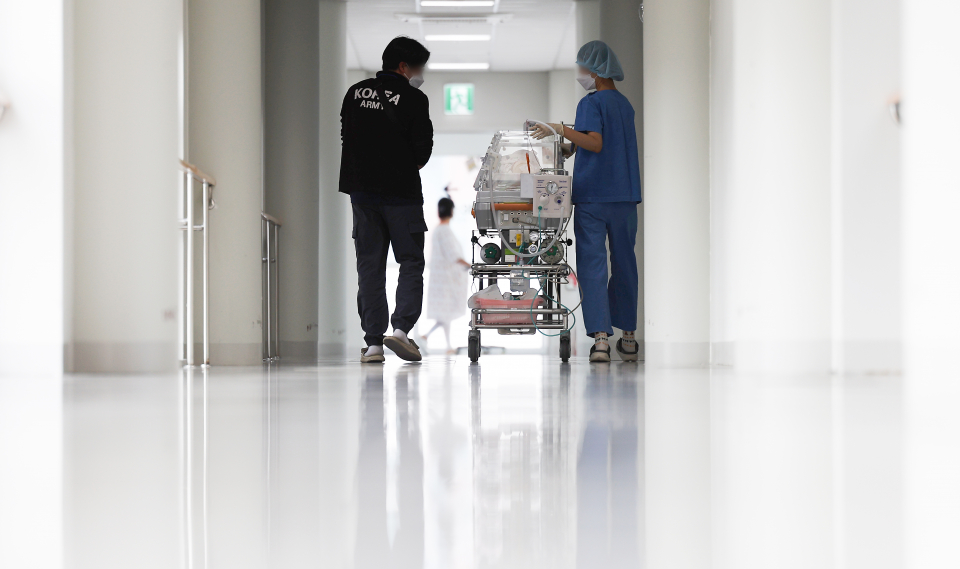 4월11일 대구 한 대학병원에서 의료관계자와 보호자가 인큐베이터 안의 신생아와 이동하고 있다. ⓒ연합뉴스