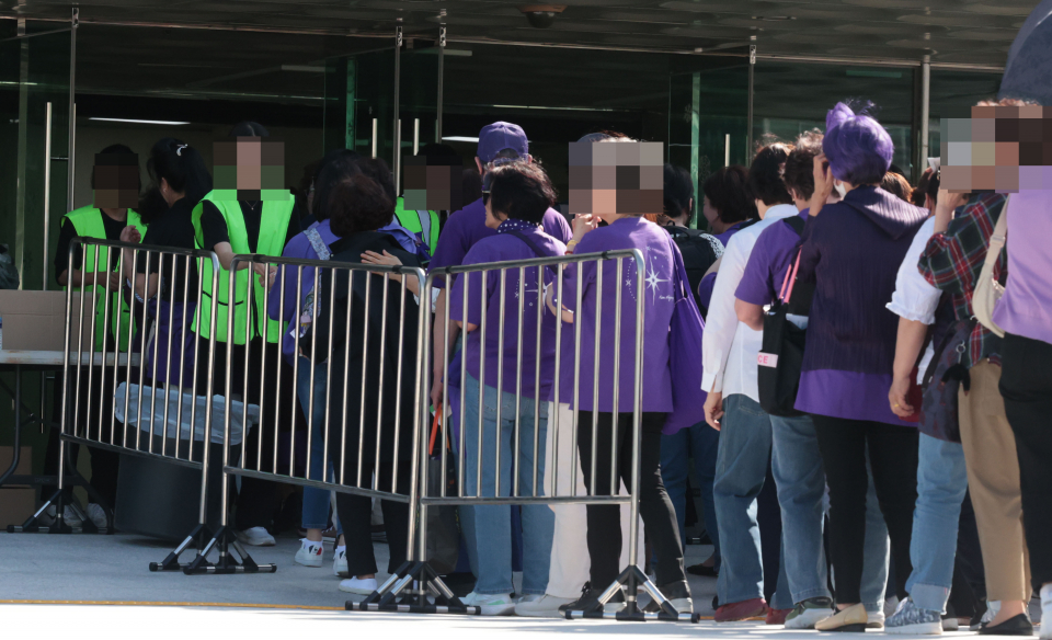 5월18일 가수 김호중(33)의 전국 투어 콘서트 '트바로티 클래식 아레나 투어 2024'가 열리는 경남 창원시 성산구 창원스포츠파크 실내체육관 입구에 팬들이 줄지어 서 있다. ⓒ 연합뉴스