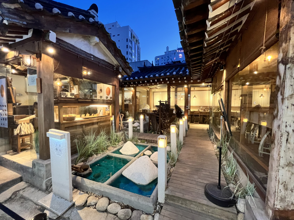 한옥을 현대적으로 개조한 익선동의 한 카페 ⓒ김지나