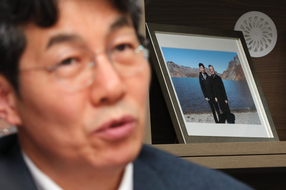 윤건영 의원이 6월7일 국회 의원회관에서 시사저널과 인터뷰하고 있다.