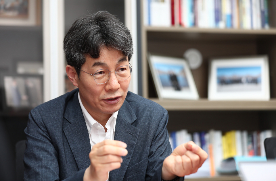 윤건영 더불어민주당 의원이 6월7일 국회 의원회관에서 시사저널과 인터뷰하고 있다. Ⓒ박은숙 기자