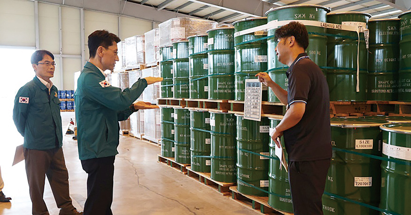 2023년 9월13일 김윤상 당시 조달청장(가운데)이 부산 비축기지를 방문해 알루미늄, 구리 등 비축 중인 원자재와 보관시설 등을 살펴보고 비축사업 현황을 점검하고 있다. ⓒ