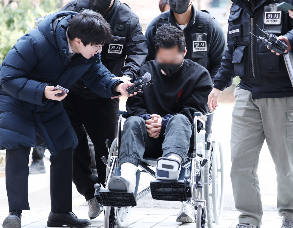 아내에게 성관계 촬영을 강요하거나 성인방송을 하게 한 등의 혐의로 구속영장이 청구된 30대 전직 군인이 구속 전 피의자 심문(영장실질심사)에 출석하기 위해 2월4일 오후 인천 미추홀구 인천지법에서 이동하고 있다. ⓒ연합뉴스