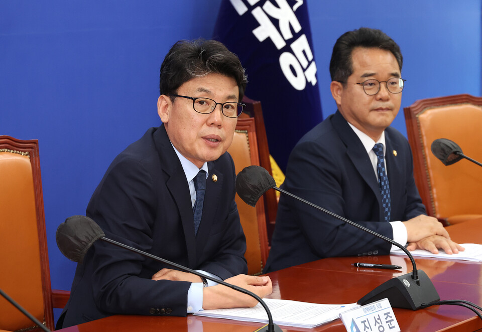 진성준 더불어민주당 정책위의장(왼쪽)이 18일 오전 국회에서 열린 정책현안 기자간담회에서 발언하고 있다. ⓒ연합뉴스