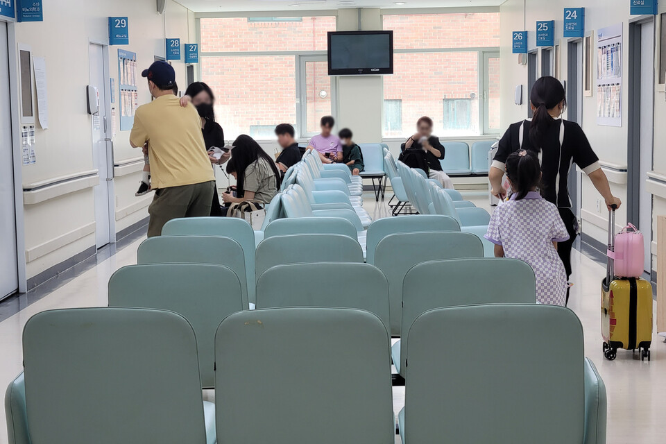 서울대병원·분당서울대병원·서울특별시보라매병원·강남센터가 '무기한 집단휴진'에 돌입한 지 이틀째인 18일 서울 종로구 서울대병원에서 환자들이 진료를 받기 위해 대기하고 있다. ⓒ연합뉴스