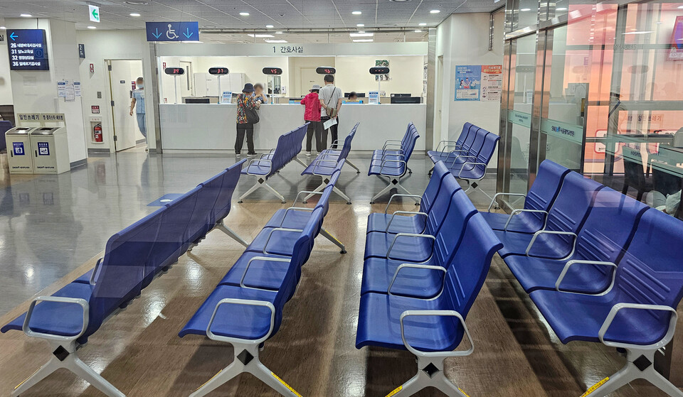 서울대병원 교수들이 전공의 사태 해결 등을 요구하며 무기한 휴진에 들어간 17일 서울대학교병원이 한산하다. ⓒ연합뉴스