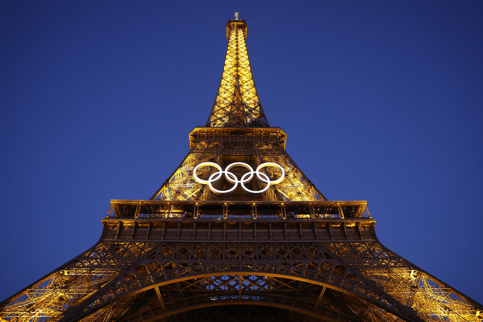 2024 파리 올림픽을 앞두고 에펠탑에 올림픽 오륜 마크가 걸려 있는 모습 ⓒ로이터=연합뉴스