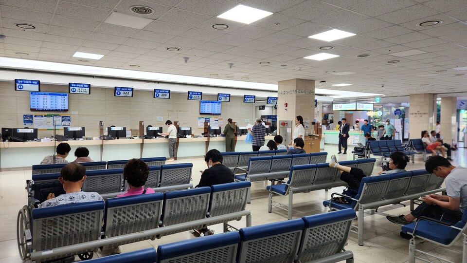 의료계가 집단 휴진에 돌입한 18일 오전, 전남대학교병원 본관 1층 진료접수 창구. 휴진의 영향인 듯 평소보다 한산한 모습을 보였다. ⓒ시사저널 정성환