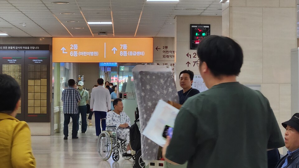 의료계가 집단 휴진에 돌입한 18일 오전, 전남대학교병원 본관 1층 진료접수 창구. 이날은 유달리 흰 가운을 입은 의사들을 찾아 볼 수가 없었다. 병원은 평소와 달리 환자와 보호자들만 의료진 찾아 바쁘게 돌아다니는 모습이었다. ⓒ시사저널 정성환