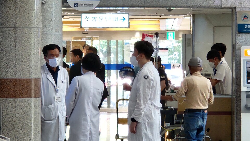 18일 오전, 조선대학교병원 1층 진료접수 창구 앞. 휴진에 불참한 것으로 보이는 일부 의료진들이 이야기를 나누고 있다. ⓒ시사저널 정성환