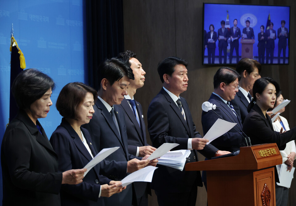 18일 국회에서 더불어민주당 과학기술정보방송통신위원회 소속 의원들이 기자회견을 하고 있다. ⓒ연합뉴스