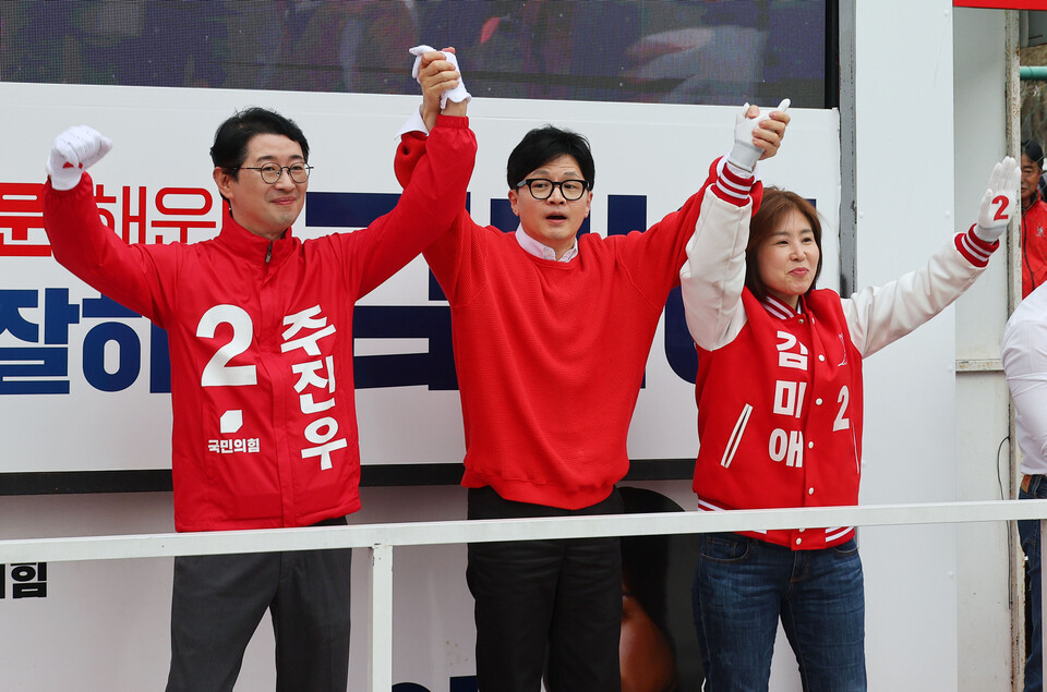 국민의힘 한동훈 비상대책위원장이 4월6일 부산 해운대구 반여1동우체국 사거리에서 주진우 후보의 지지를 호소하고 있다. ⓒ연합뉴스