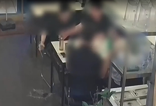 대구 중구청 소속 공무원들이 6월7일 한 치킨집에서 가게 바닥에 맥주를 쏟은 뒤 사장 부부를 향해 "망하게 해주겠다"며 갑질·폭언을 한 사실이 알려져 공분이 일고 있다. ⓒ '아프니까 사장이다' 캡처