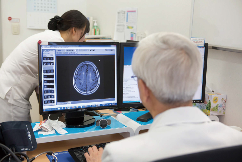 서울 세브란스병원에서 뇌졸중 관련 진료를 하고 있는 의료진 ⓒ시사저널 임준선