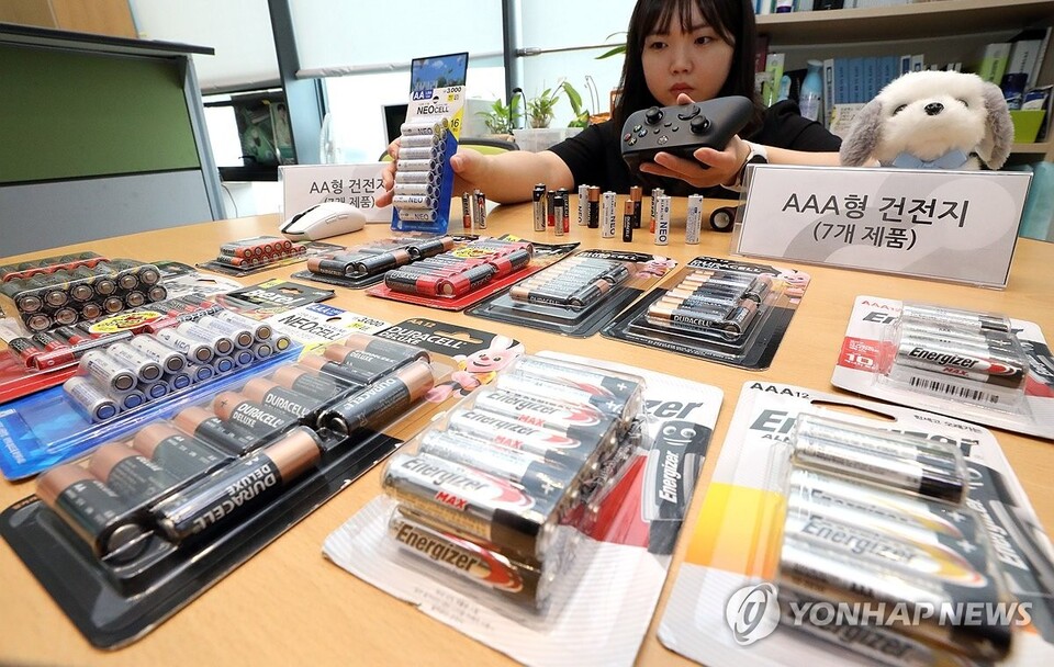 한국소비자원 직원이 시험 제품인 건전지를 살펴보는 모습 ⓒ한국소비자원 제공