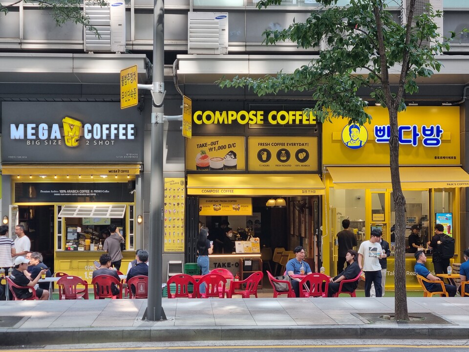 메가커피와 컴포즈커피 매장