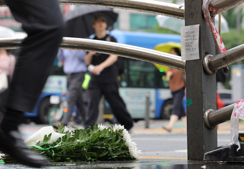 7월2일 오전 서울 중구 시청역 7번 출구 인근 역주행 참변 사고 현장에 추모 글과 국화꽃이 놓여 있다. 전날 밤 발생한 사고로 9명이 숨지고 4명이 부상을 입었다. ⓒ 연합뉴스