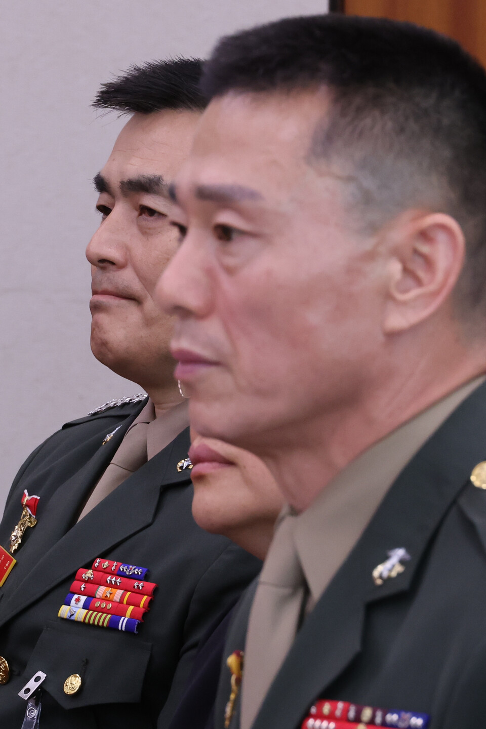 임성근 전 해병대 1사단장이 6월21일 국회 법제사법위원회에서 열린 '순직 해병 진상규명 방해 및 사건은폐 등의 진상규명을 위한 특별검사 임명법'(채상병특검법)에 대한 입법청문회에서 위원의 질의에 답하고 있다. 왼쪽은 박정훈 전 해병대 수사단장 ⓒ 연합뉴스