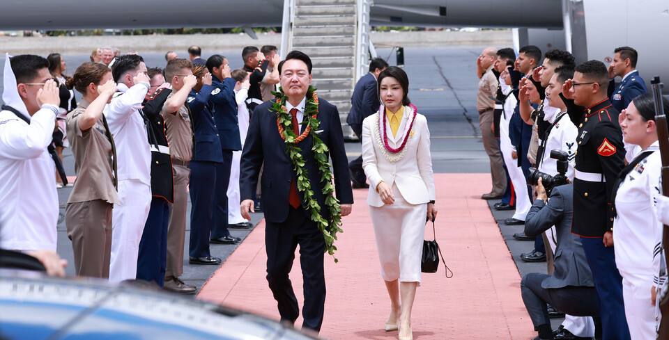 윤석열 대통령과 김건희 여사가 8일(현지시간) 북대서양조약기구(NATO·나토) 75주년 정상회의 참석에 앞서 미국 하와이 히캄 공군기지에 도착해 도열병의 거수 경례를 받으며 공항을 빠져나가고 있다. ⓒ연합뉴스