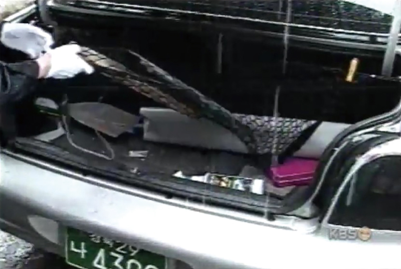범인들이 범행에 사용한 승용차 안에서 삽 등 범행도구가 무더기로 나왔다. ⓒKBS 뉴스 화면 캡처