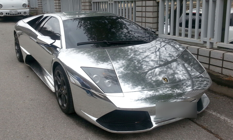 복씨가 유흥업소에서 난동을 피우고 경찰관까지 폭행했다가 법정구속된 가운데 2014년 12월15일 그가 선고 공판일에 끌고 온 람보르기니가 전주지법 군산지원 부근에 주차돼 있다. ⓒ 연합뉴스