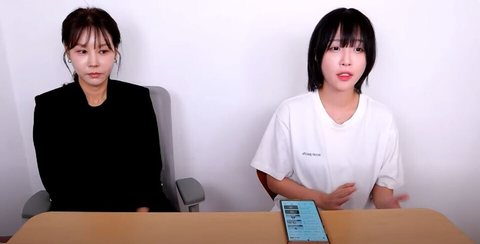 7월18일 먹방 유튜버 쯔양(오른쪽)이 법률대리인 김태연 변호사와 함께 라이브 방송을 진행하고 있다. ⓒ 유튜브 캡처