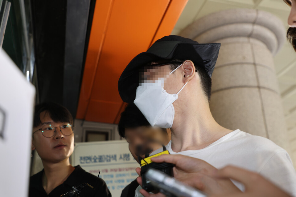 아파트에서 이웃 주민에게 일본도를 휘둘러 숨지게 한 혐의로 경찰에 긴급 체포된 백아무개(37)씨가 구속 전 피의자 심문(영장실질심사)을 받기 위해 1일 오전 서울 마포구 서울서부지법으로 들어서고 있다. ⓒ연합뉴스