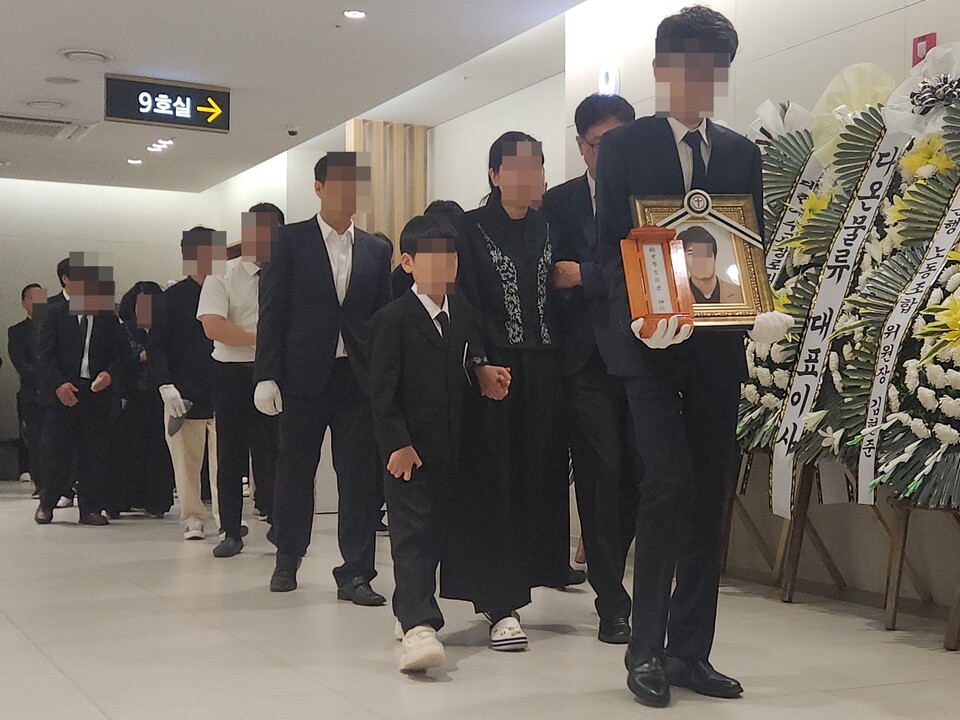 8월1일 오전 11시께 서울 은평성모병원 장례식장에서 '일본도 살인' 피해자 김아무개(43)씨 유족과 지인들이 발인식을 치른 뒤 운구 차량으로 이동하고 있다. ⓒ 연합뉴스