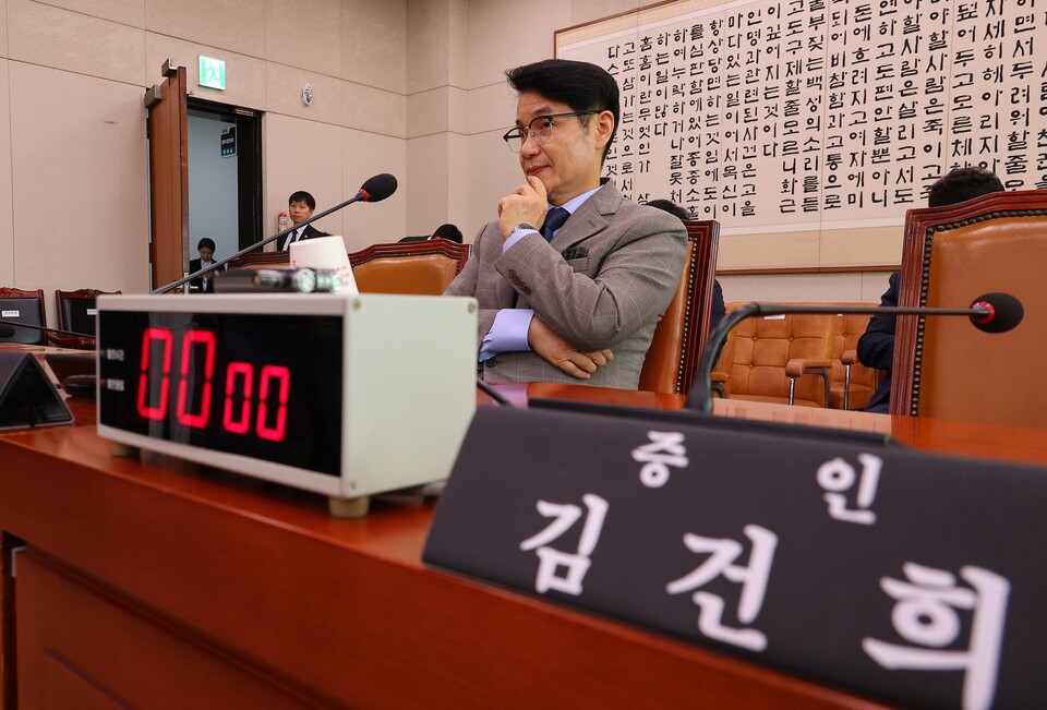 7월26일 서울 여의도 국회 법제사법위원회에서 열린 '윤석열 대통령 탄핵소추안 발의 요청' 국민동의 청원 2차 청문회에 김건희 여사 증인석 옆으로 최재영 목사가 증인 출석해 있다. ⓒ연합뉴스
