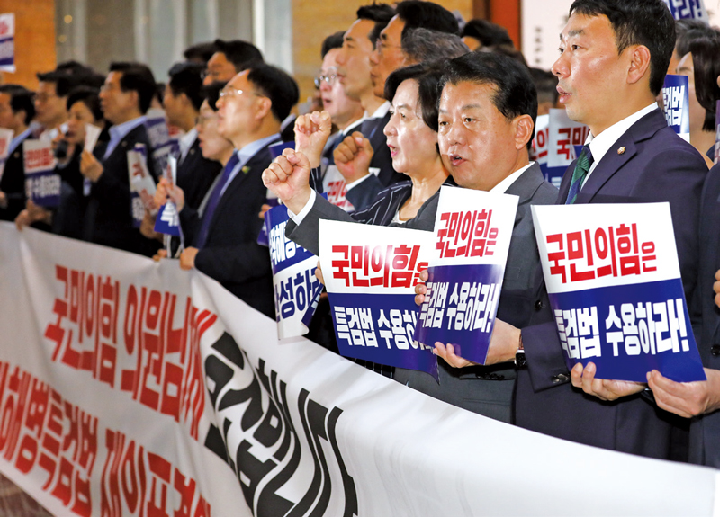 7월25일 국회 로텐더홀에서 야당 의원들이 ‘채 상병 특검법’에 여당의 찬성표를 촉구하며 구호를 외치고 있다. ⓒ시사저널 박은숙